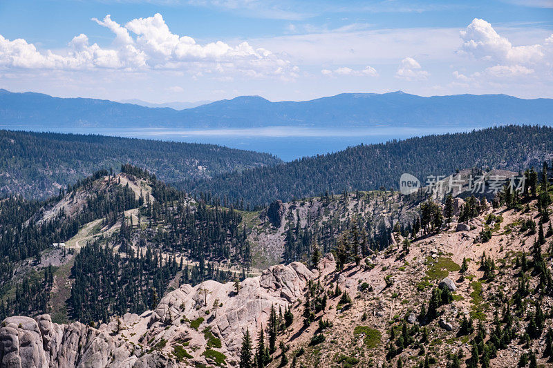 从塔浩Palisades Tahoe的高营俯瞰塔浩湖